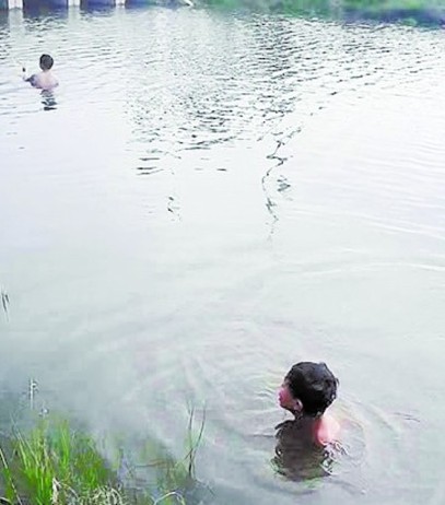 青岛16岁男孩水塘溺亡 堂哥无意间拍整个过程
