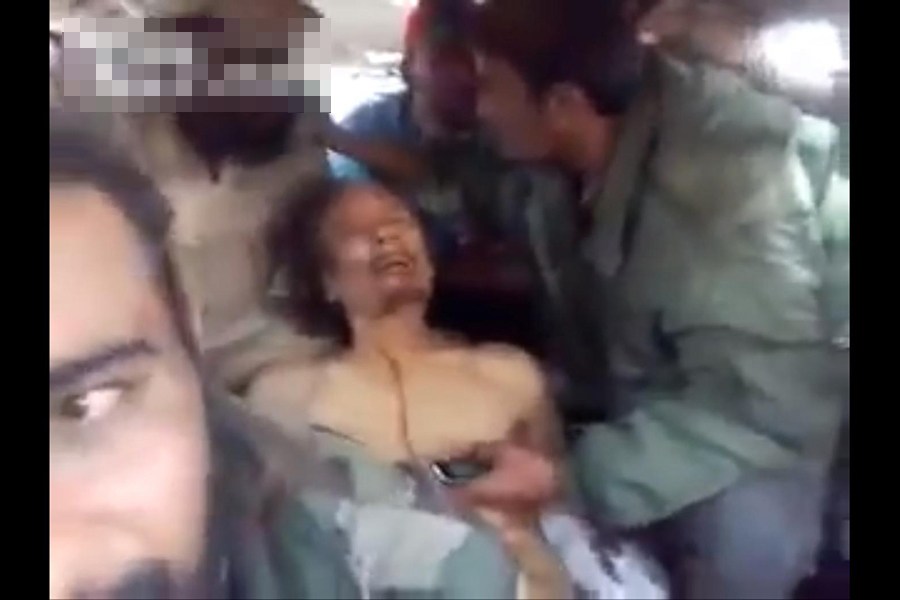 网传卡扎菲尸体遭反对派士兵侮辱视频