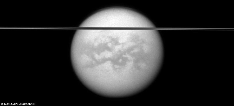 卡西尼飞船两年来首次传回高清土星照展示星环