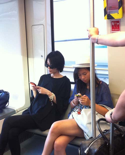 星二代背景特殊引关注 王菲带女儿坐地铁被围观