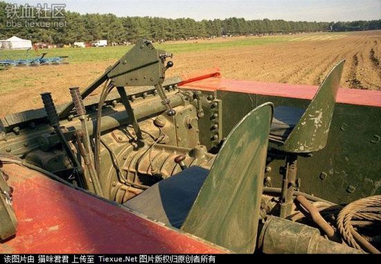 外国农民开二战坦克耕地 霸气改装变废为宝
