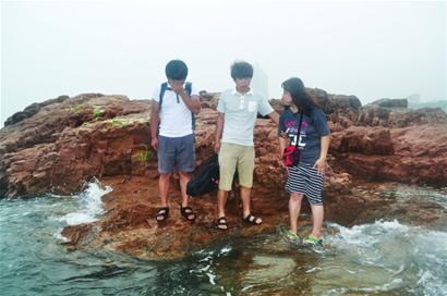 赏海景三游客被困海中礁石