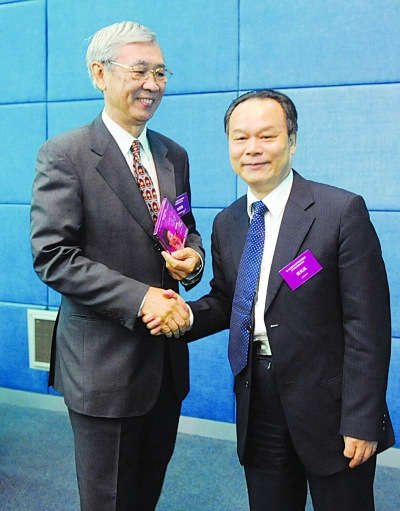 北大校长周其凤（右）向香港城市大学前校长赠送自己作词光碟。