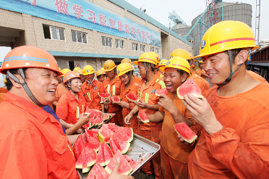 青岛港保障职工清凉度夏 西瓜绿豆汤送上码头