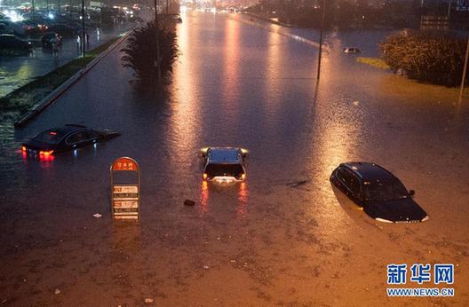 北京特大暴雨已造成37人死亡 车辆水中游泳