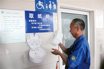 青岛前海公厕免费纸渐无浪费 每天每座仅耗3盘