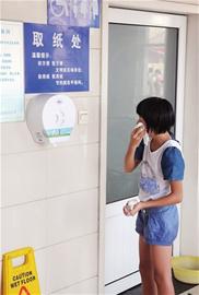 青岛前海公厕免费纸渐无浪费 每天每座仅耗3盘