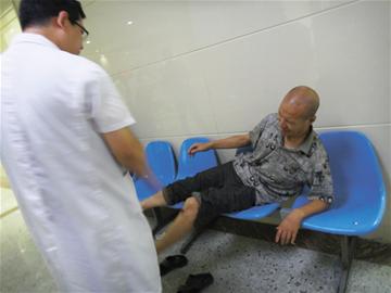 青岛老汉刚出救助站被撞瘫 肇事小伙谎称送医扔路边