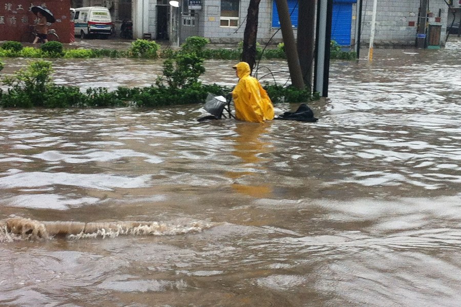 天津遇大暴雨袭击称泽国 市民划船出行