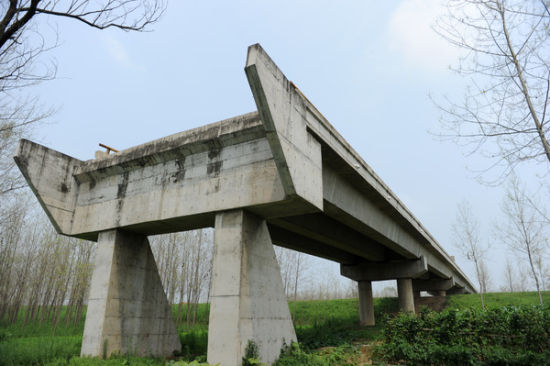 安徽河南交界投资千万大桥建成6年未通车