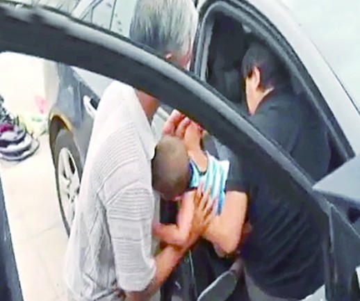 青岛2岁幼童高温下被锁车内 高达41.5℃救出时昏迷