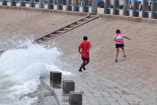 青岛海边大潮很凶险 游人嬉浪突然湿身险被卷走