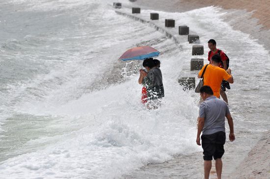 青岛海边大潮很凶险 游人嬉浪突然湿身险被卷走