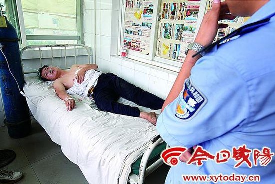 几个被打的交警里，靳龙刚的伤情最重，躺在武功县人民医院病床上不能动弹。