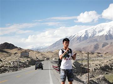 青岛21岁帅小伙一路搭车到新疆 16天行5100公里
