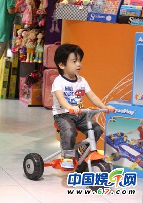 谢霆锋长子5岁办运动生日派对 Lucas骑单车耍酷(组图)