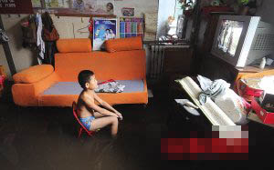 12岁男孩泡在客厅水中看电视 获封淡定弟弟