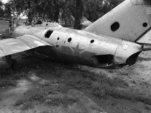 战斗机搁置公园30年成废铁