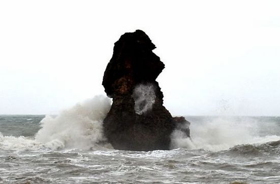 达维过境青岛小惊 护栏刮倒巨浪狂拍石老人