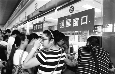 昨日，北京火车站售票大厅，很多旅客退票。 实习生 王飞 摄