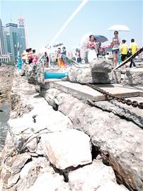 青岛栈桥桥面上千块石板被卷入大海 完成整修需10天