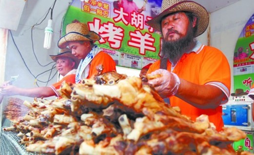 揭秘青岛啤酒节烤肉:纯正内蒙古羊腿 40种大料腌制
