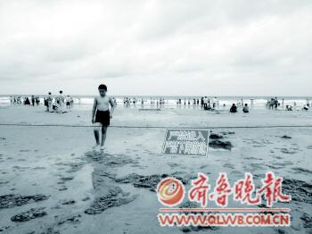 青岛浴场众生放纵照:人狗共浴 烟头酒瓶满沙滩