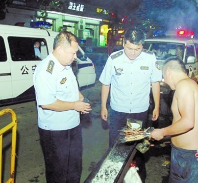 青岛商贩挥尖刀暴力抗法伤8城管 烧烤炉成袭警凶器