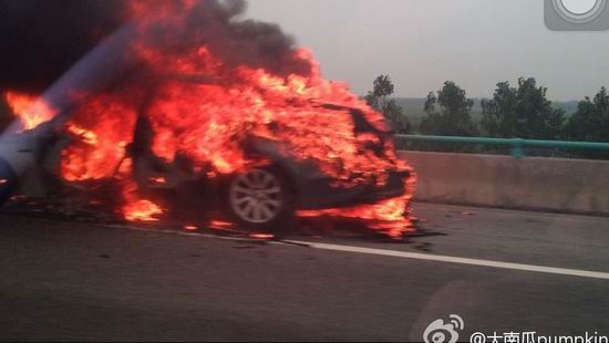 G20高速即墨段车辆自燃 无人伤亡