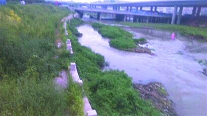 青岛7龄童坠河被水冲走 3路人狂追200米只捞到尸体