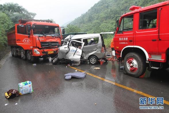 重庆严重交通事故12人死亡 微面前端挤成薄片