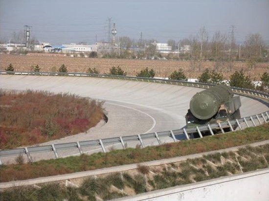 资料图：解放军某种未知型号的机动式导弹发射车试车，外界推测这就是DF-41洲际导弹系统使用的底盘