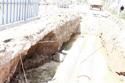3米深坑作业遇路面塌方 年轻工人惨遭活埋