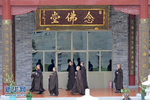中国最大女子佛学院探秘 三点起床十点熄灯
