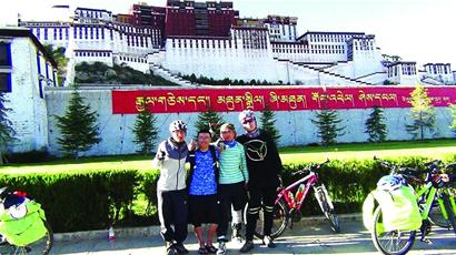 青岛8大学生骑行天路到西藏 翻越10座4千米高山躲过死劫