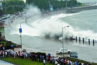 澳门路10米巨浪17年来首次 3路段海水洗车