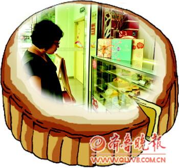 甜品店柜台上精致的月饼礼盒引来顾客驻足观看。