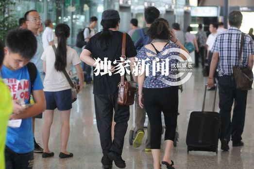 刘欢一改低调作风频亮相 携妻出行亲自提行李
