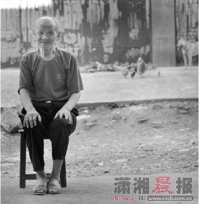 2012年6月28日,因为前一天摔了一跤,89岁的蒋梅初坐在凳子上让记者为他拍照。