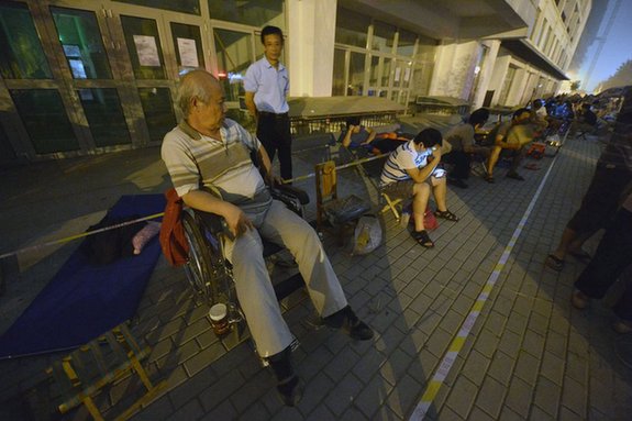北京两限房业主彻夜排队抢车位 坐轮椅老人也上阵