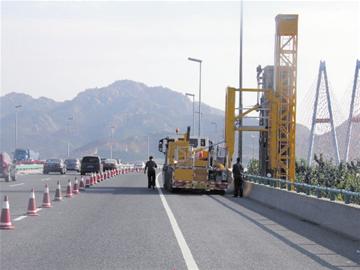 青岛1500座路桥大体检 巨无霸检测车逐一问诊