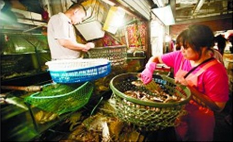 青岛南山海货市场上演抢鲜大战 本地螃蟹刚落地被抢光
