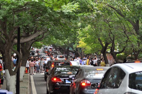 青岛百万中小学生今开学 私家车堵瘫马路