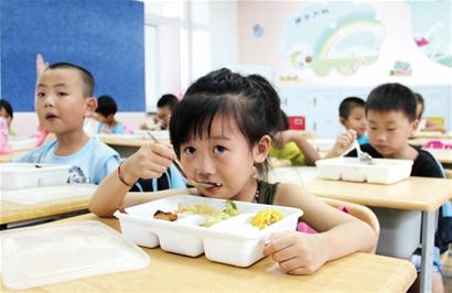 青岛开学第一顿午饭:食堂荤素搭配 小饭桌红烧肉紫菜汤诱人