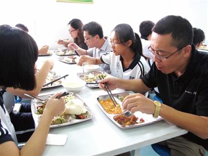 青岛开学第一顿午饭:食堂荤素搭配 小饭桌红烧肉紫菜汤诱人