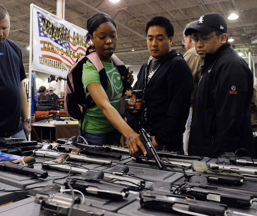 美国枪械博览会直击:卖枪如菜市场卖菜