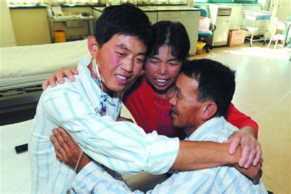 老汉割肾救子手术成功 一家人含泪拥抱