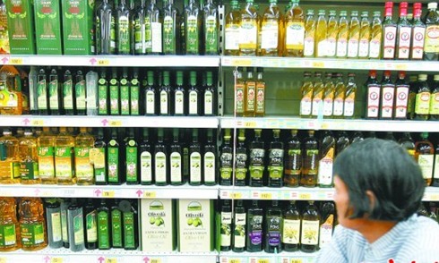 宁夏路一超市内，各式各样的橄榄油让市民眼花缭乱