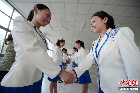 扬州90后女大学生入学学礼仪 穿清纯制服美如空姐