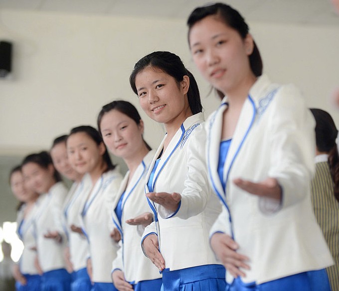 扬州90后女大学生入学学礼仪 穿清纯制服美如空姐